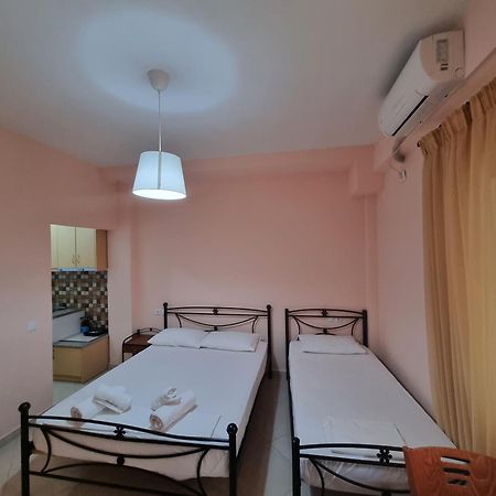 Let Rooms Lukova Bagian luar foto