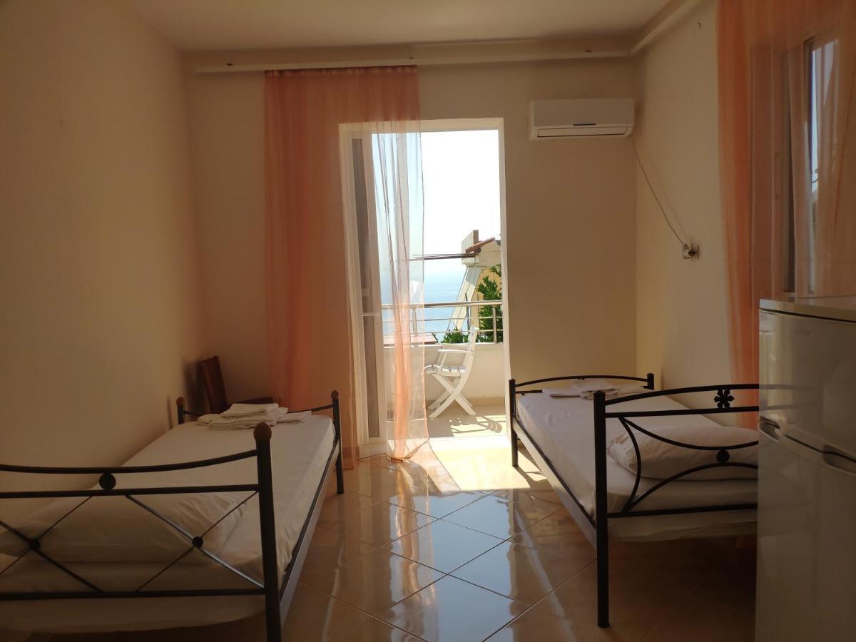 Let Rooms Lukova Bagian luar foto