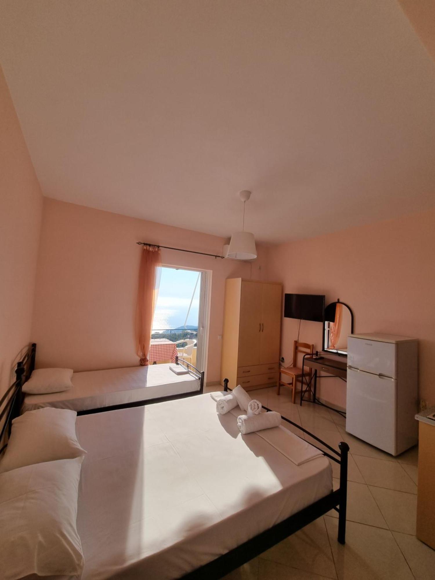Let Rooms Lukova Bagian luar foto