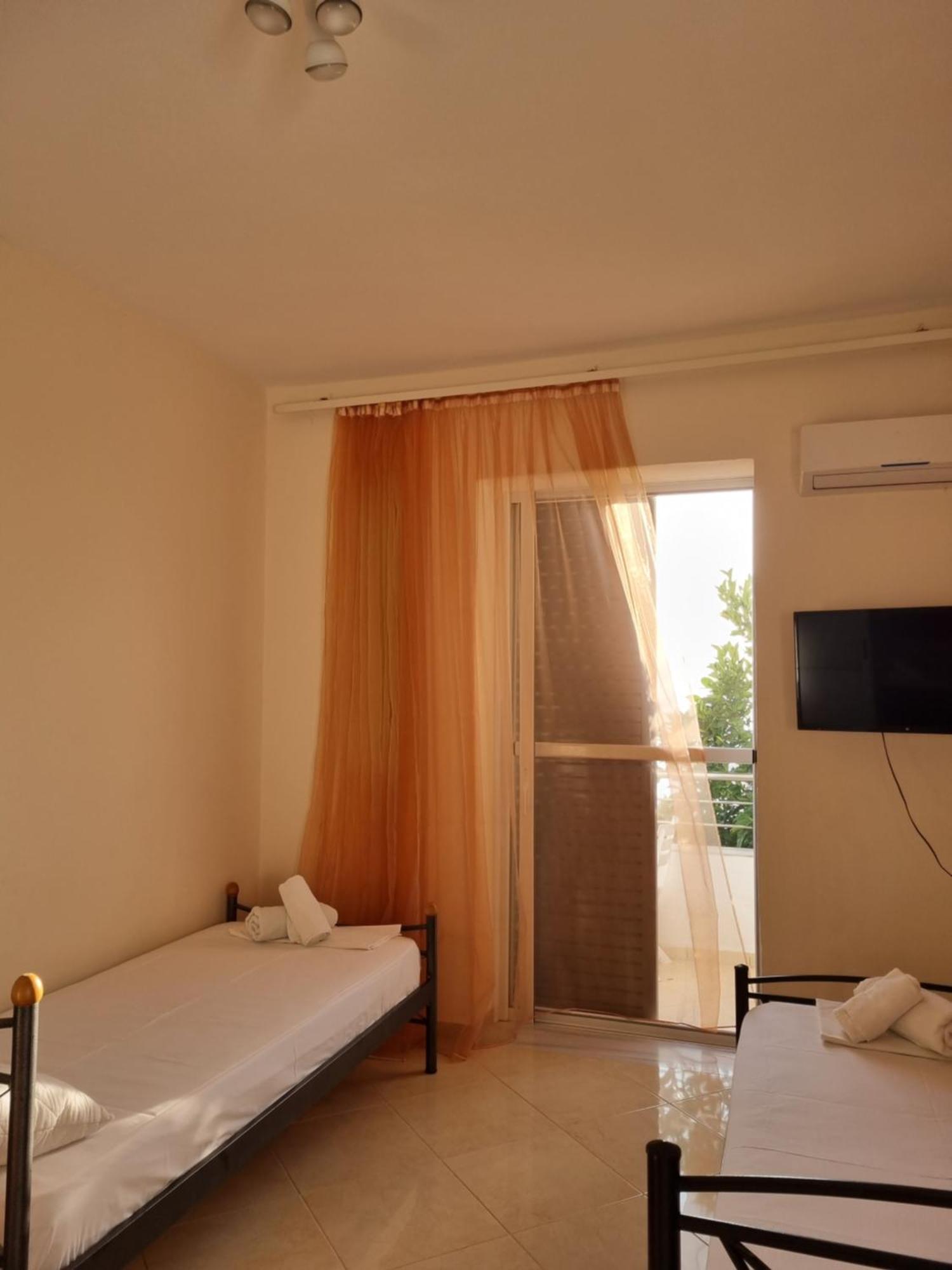 Let Rooms Lukova Bagian luar foto