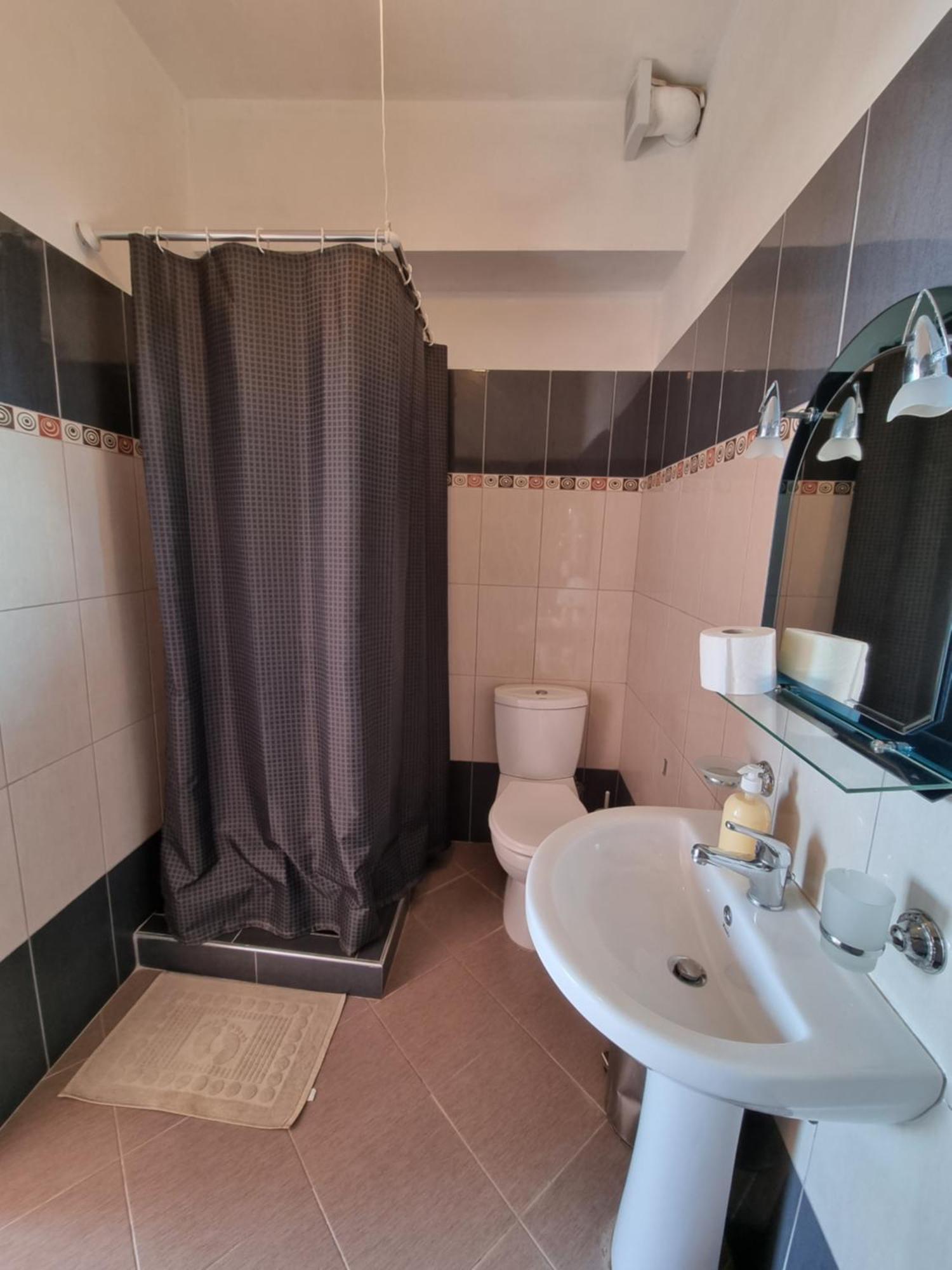 Let Rooms Lukova Bagian luar foto