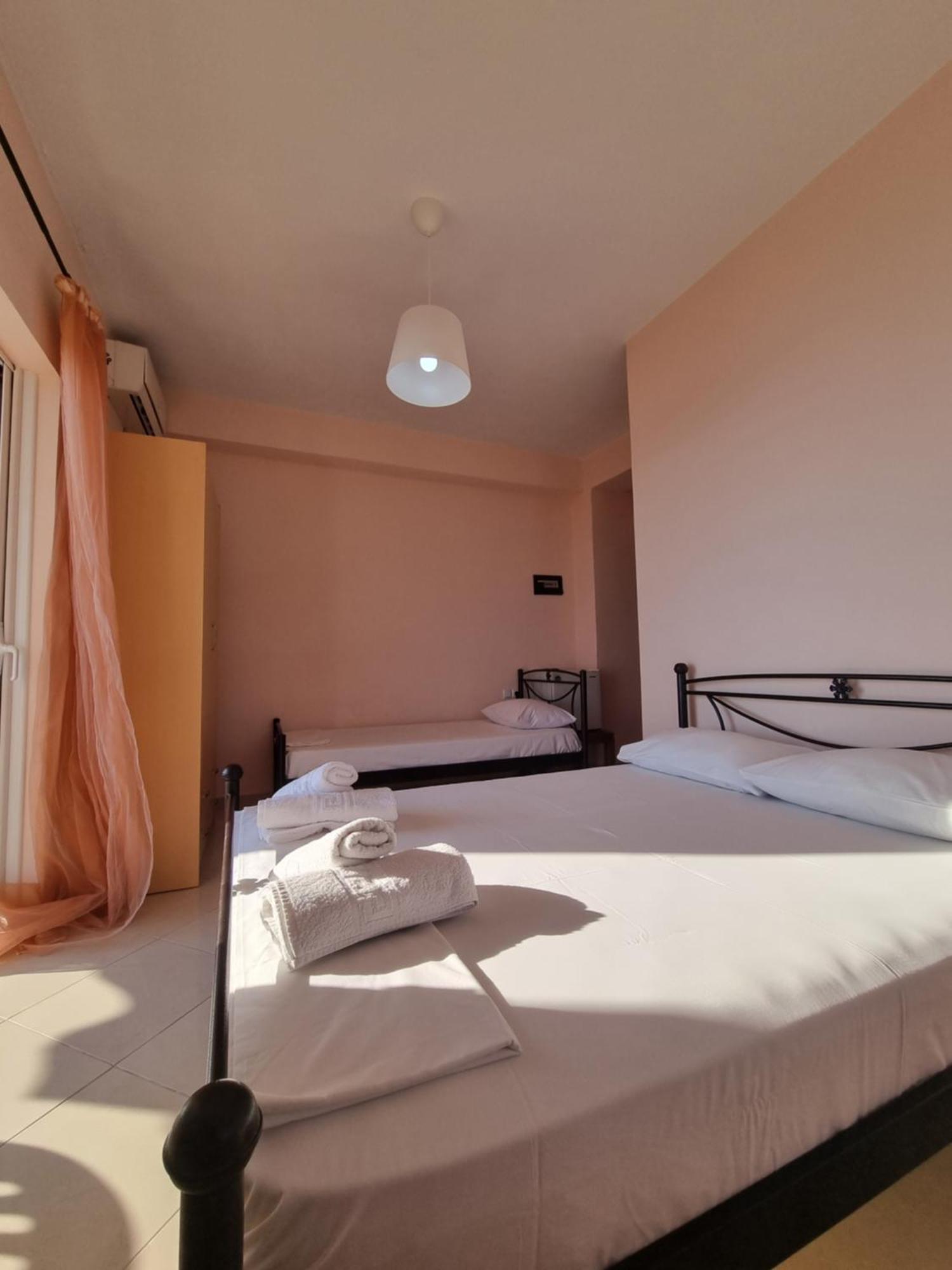Let Rooms Lukova Bagian luar foto