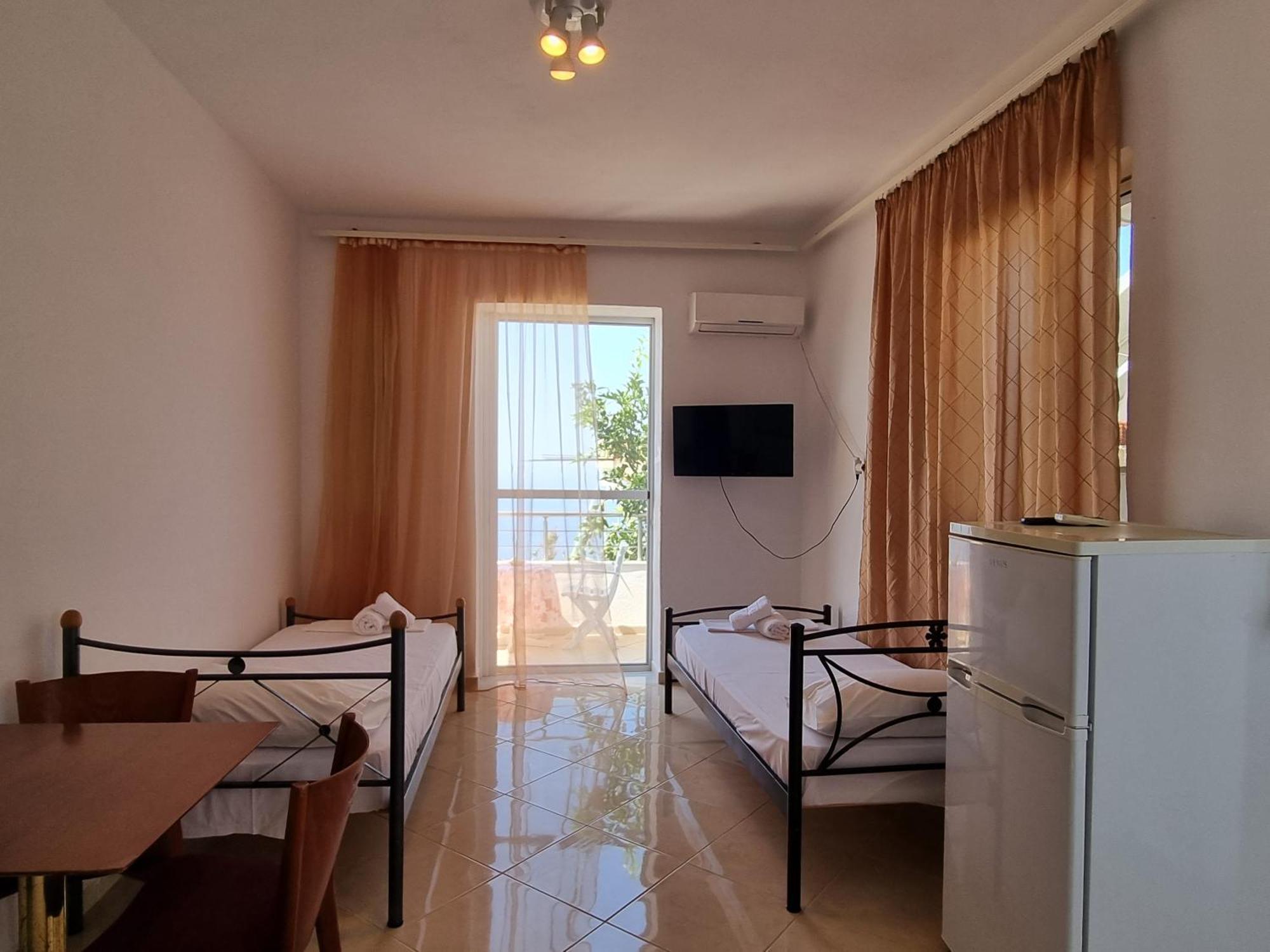 Let Rooms Lukova Bagian luar foto