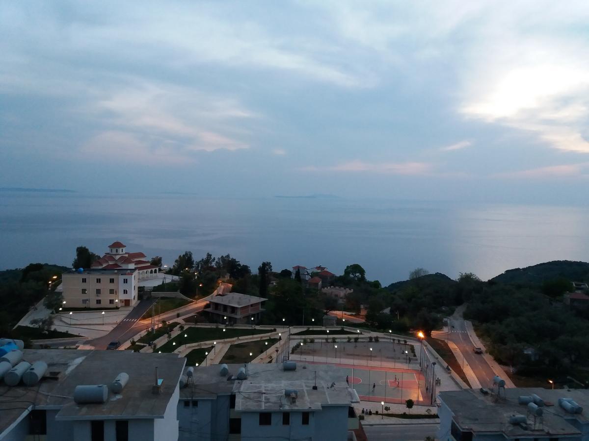 Let Rooms Lukova Bagian luar foto