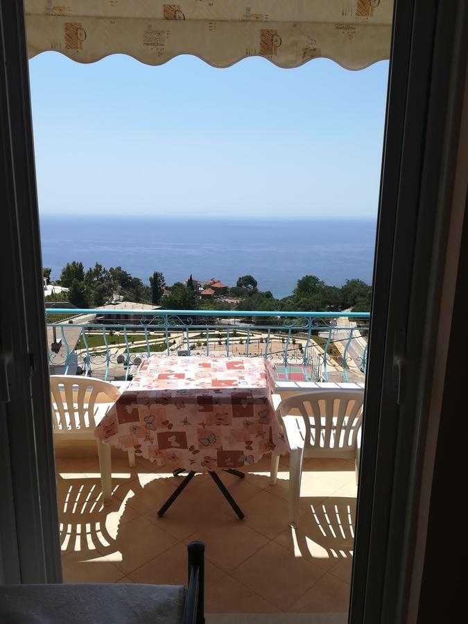 Let Rooms Lukova Bagian luar foto