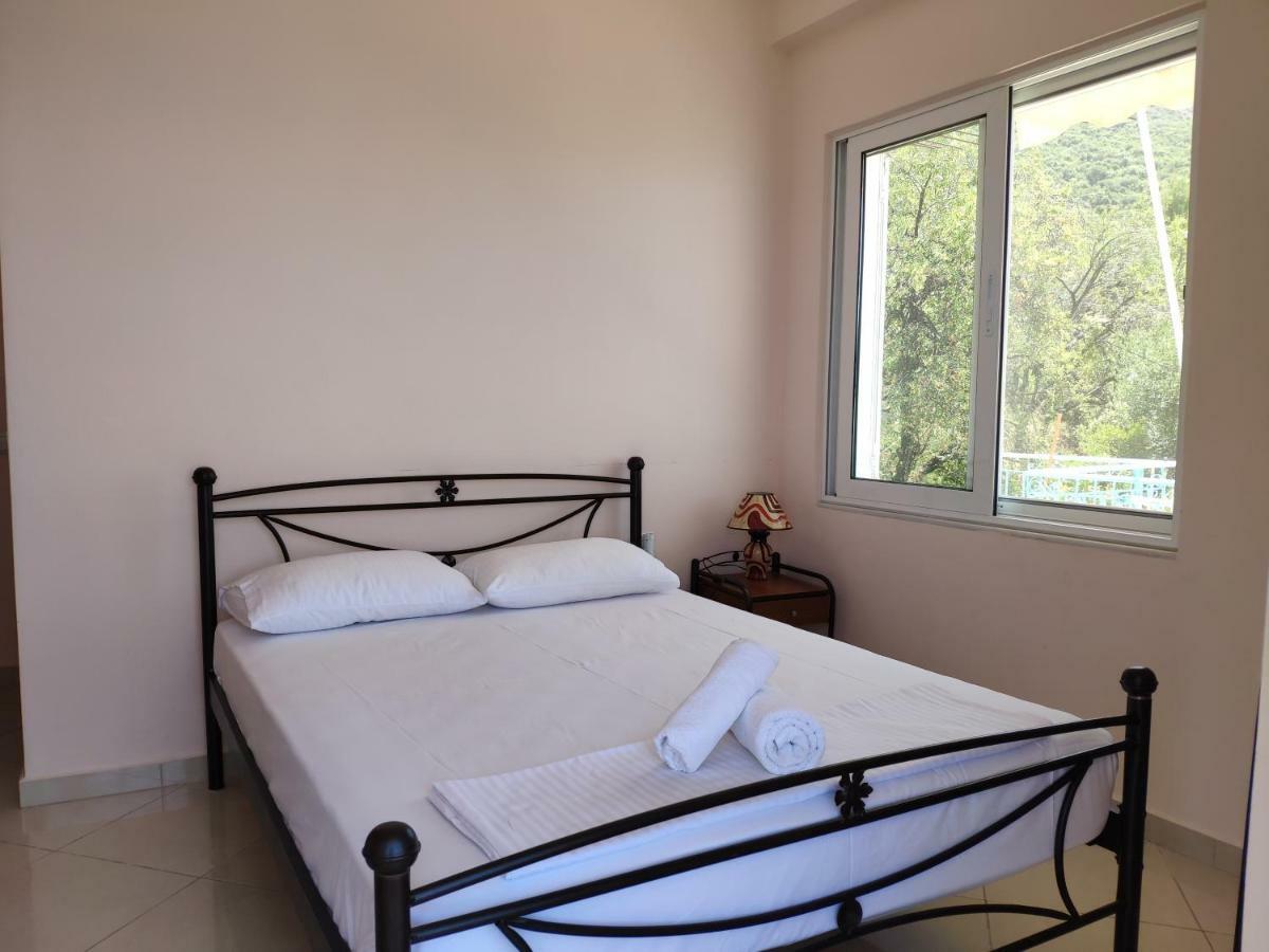 Let Rooms Lukova Bagian luar foto