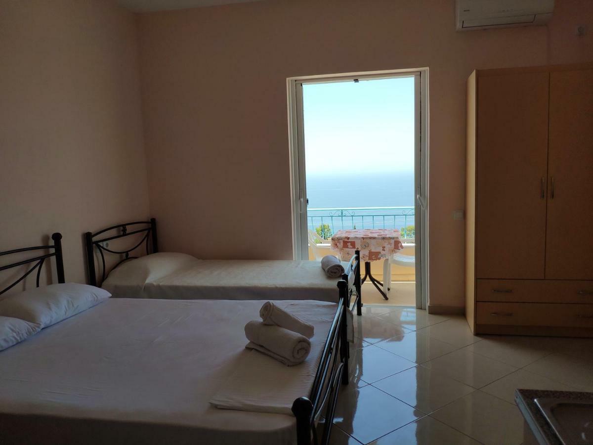 Let Rooms Lukova Bagian luar foto