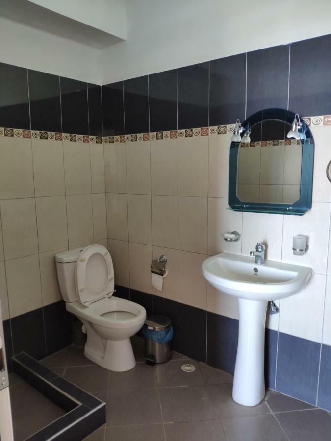 Let Rooms Lukova Bagian luar foto
